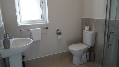 Ensuite to Room 7 at Benwiskin Centre